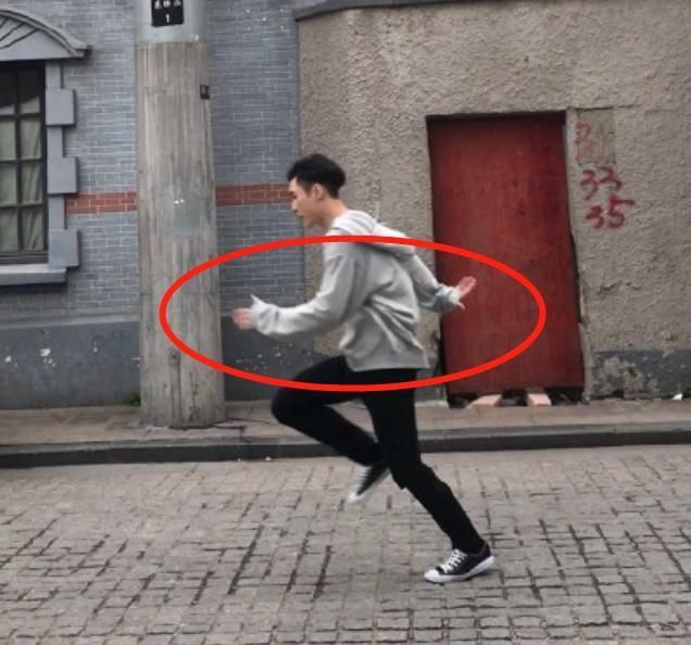 海报|《奔跑吧8》嘉宾跑步海报,其他人都是握紧拳头,唯独周震南不同