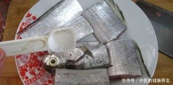 金黄|干煎带鱼不裹蛋液和淀粉,多加这一步,带鱼金黄酥脆不粘锅