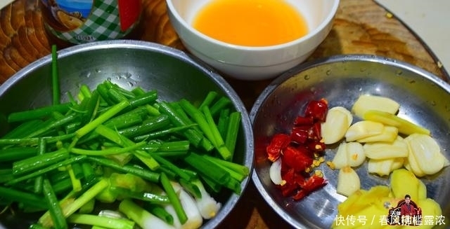 下饭|鱼头别蒸着吃了,加3块钱油豆腐教你特色吃法,简单好吃又下饭