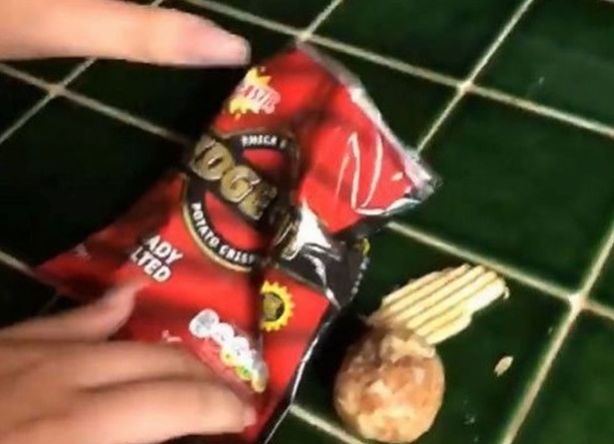 超市|女孩超市买回2包薯片,回家打开后,结果超市主管找上门