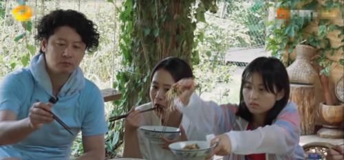  岳云鹏|《向往4》黄磊做毛豆炒面，却被无滤镜照“出卖”网友打扰了