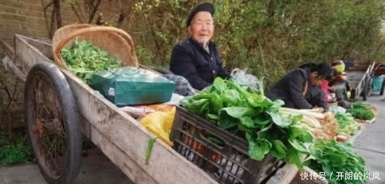 便宜|为何年轻人宁愿去超市买贵菜，也不愿意买路边老人的便宜菜？