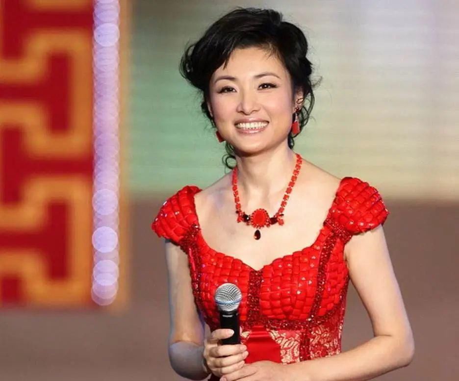 告别|曾是央视“最美”主持人挤掉倪萍,斗过董卿却突然告别央视