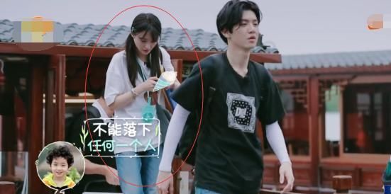 帮忙洗白|郑爽带娃录综艺,玩手机被批不敬业,节目组帮忙挽尊却闹出笑话