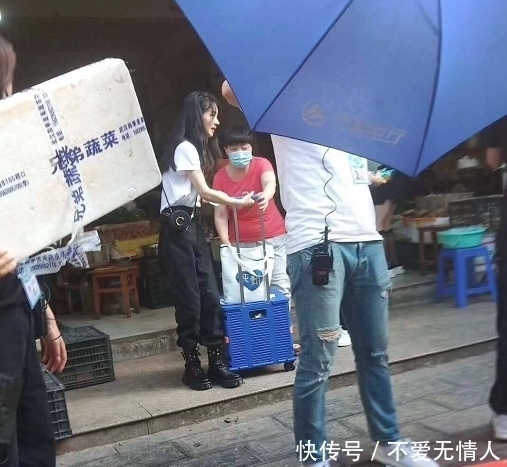 几位嘉宾|赵丽颖录制《中餐厅》去菜市场买菜,安全隐患引热议,太大意了