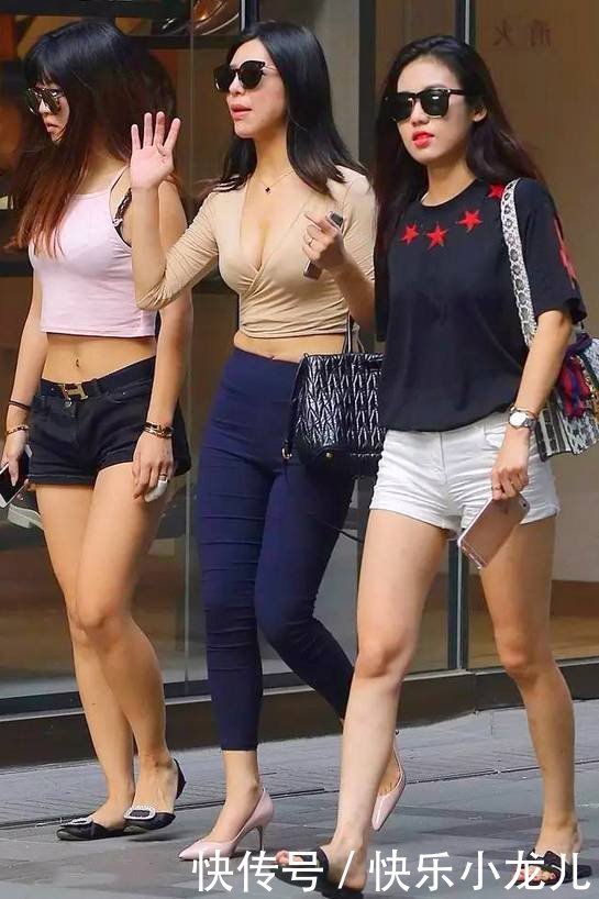 足够|爱穿短裤裙的美女,都对自己身材足够自信的,轻而易举穿出大气场