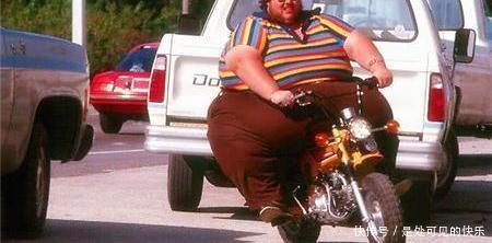  老板|每日一笑：老板，你家这模特，很符合现在的人群呀！