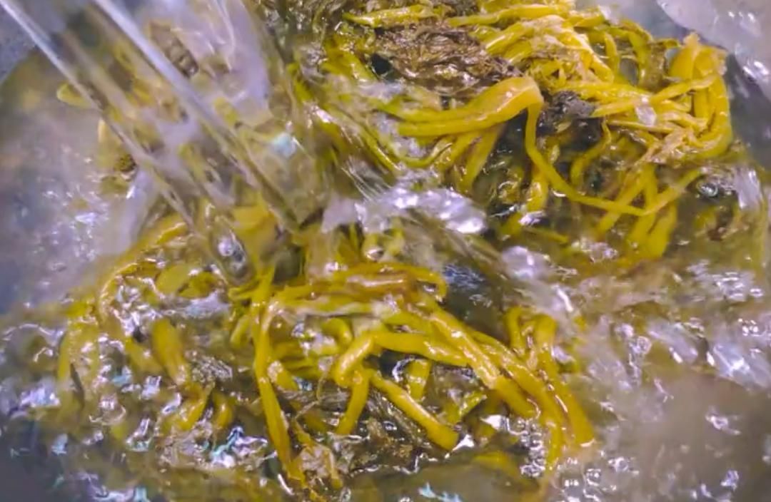 大人|1分钟学会经典下饭菜“雪菜炒毛豆”,鲜香美味,大人小孩都喜欢