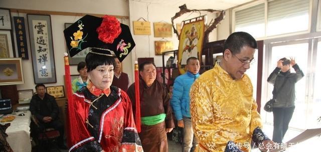 玄孙|他是乾隆帝的第七代玄孙，藏有一本宫廷秘籍，每年穿龙袍祭祖！