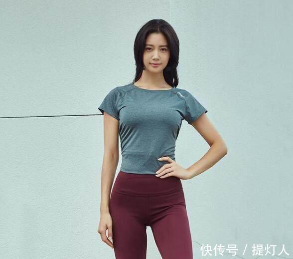  时尚|身材苗条的打底裤美女，展现靓丽姿态，让人总想多瞄几眼！