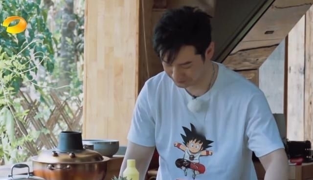 低头|《中餐厅》后遗症?黄晓明做客蘑菇屋,全程低头洗碗像服务员!