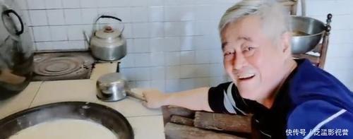 豪宅|赵本山不住豪宅回农村,头发花白满脸皱纹,灶台旁烧火做饭有精神