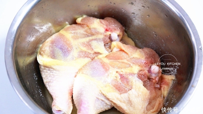 鸡肉|蒸出来的美味,又鲜又嫩的鸡腿吃法,一滴油没放,清淡有滋味