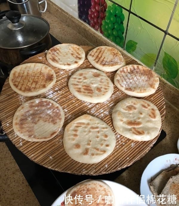 喜欢|串串店做白吉馍,食客喜欢吃,排队来买吃不够