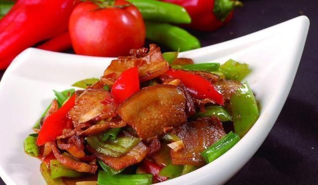  油腻|炒回锅肉时,很多人都会犯两个错误,导致炒出的回锅肉很油腻