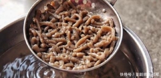  扔掉|不要扔掉剩下的面包屑，把它们和面粉混合，揉成豆子