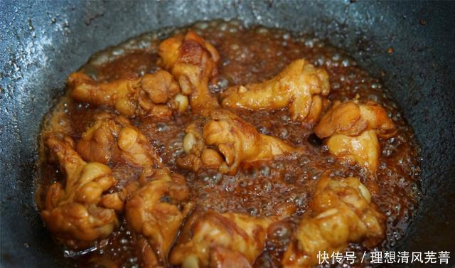 超爱|鸡翅和这2味料一起焖,比韩式炸鸡还够味,简单好吃,孩子超爱吃
