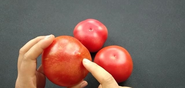 多汁|买西红柿要挑选“母”的,顶部看一眼就能辨出,沙甜又多汁