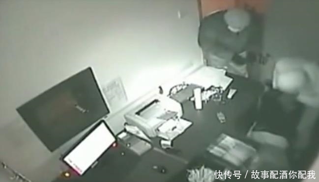 发觉|女子深夜值班，发觉不对劲想要去把门锁死，接下来的一幕让人傻眼