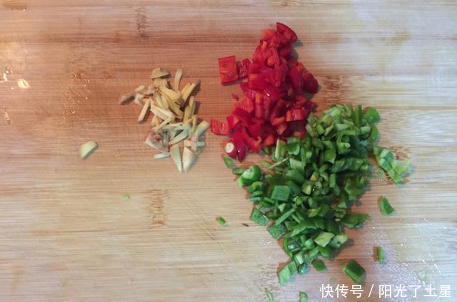 清炒|清炒莲藕时,直接炒就废了!教你2招,保证莲藕洁白爽脆,超下饭