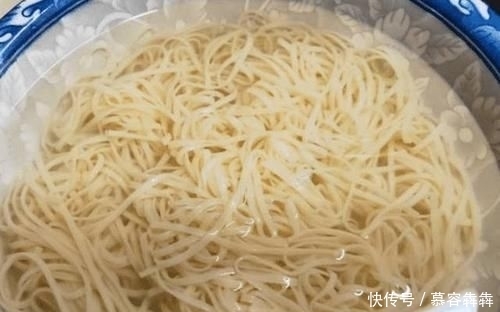  下锅|煮面条时，最忌水开下锅，大厨表哥透露“秘诀”，这样面条筋道不坨