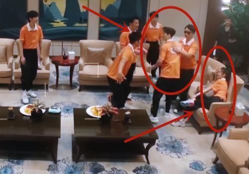 baby|其他嘉宾到来,baby都是瘫在沙发上,只有一位让她起立,双标不要太明显