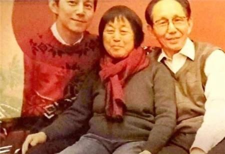  难怪|何老师低调了23年家庭终曝光，网友：没想到这么强大，难怪人脉广