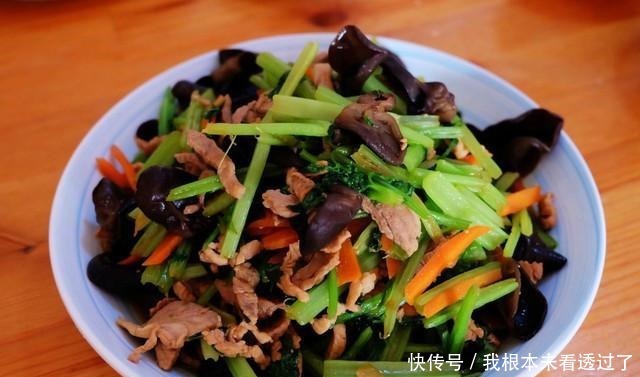 午饭|一家4口出不了门,午饭3菜1汤,看着简单却很营养,好吃不长胖