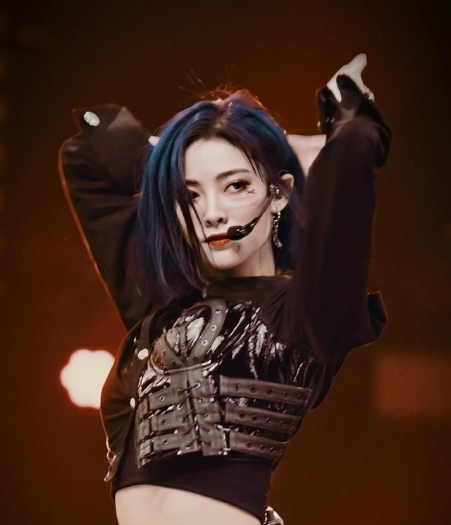 虞书欣|青春有你2总决赛,虞书欣没声音唱功翻车,小鬼看《猎》表情直接