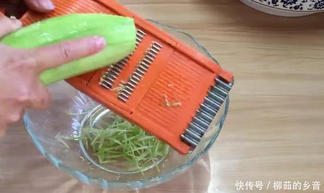 做法|饺子不要水煮油炸了,做法简单易上手,蒸出来不破皮