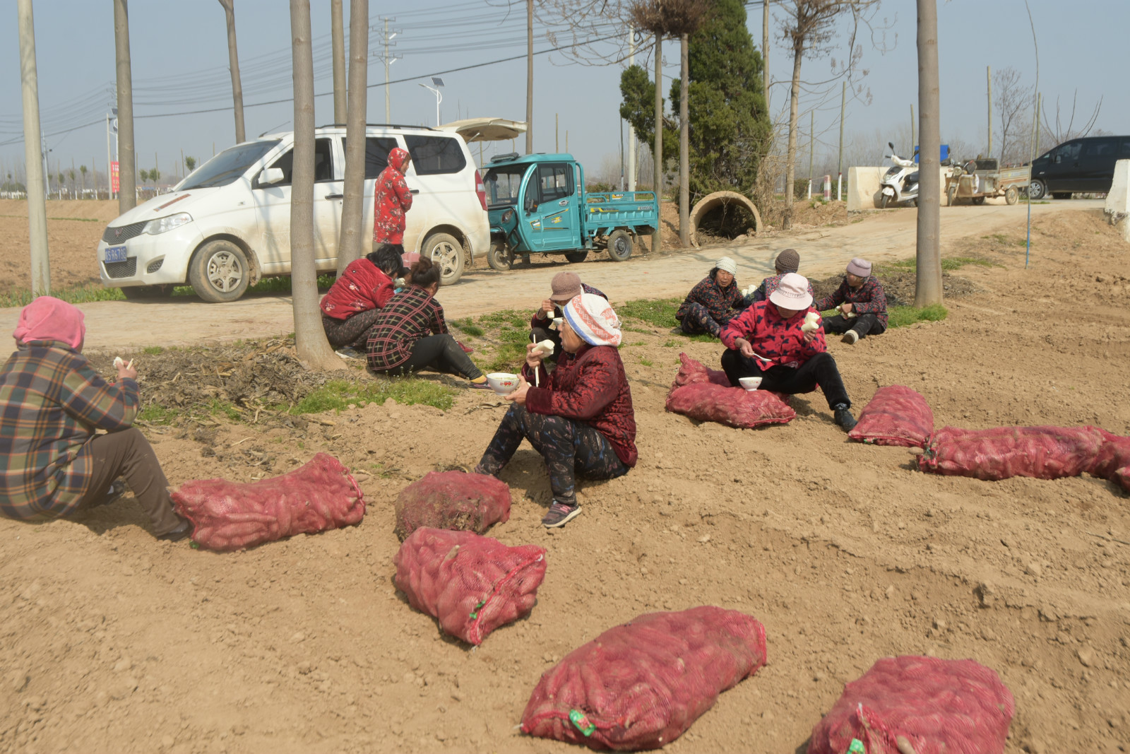  大锅饭|农村难得一见的大锅饭，一手捏3个馒头蹲地吃，场面壮观