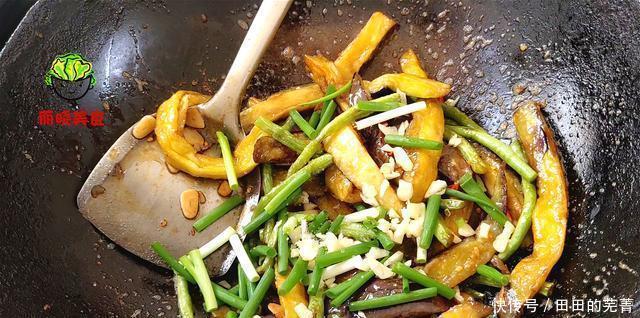  切成|大厨教你家常豆角烧茄子，简单做法，极致味道，让你吃到嗨，解馋