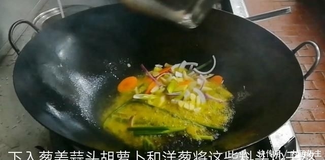  烧鸡|淮扬菜大厨改良员工餐将香菇烧鸡这么做，鲜香微辣，开胃下饭
