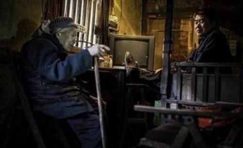 带走|12岁，母亲改嫁带走弟弟妹妹，58岁，他把瘫痪的母亲埋进墓坑