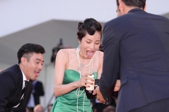 恨天高|柳岩红毯上摔倒需两人搀扶才站起来,“虎背熊腰”疑似发福严重