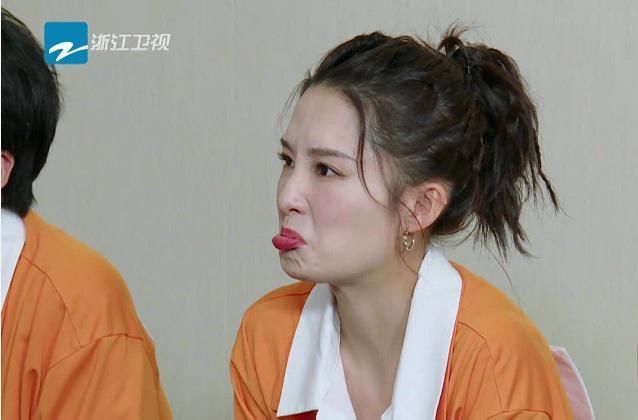 嘉宾|《奔跑吧》李沁嫌衣服领口太大,谁注意到她的救场方式难怪会火