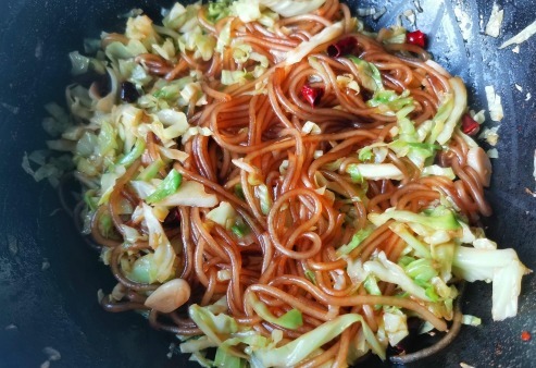 粉条|炒粉条的小妙招,不粘锅,根根爽滑,颜色油亮诱人,只需多做一步