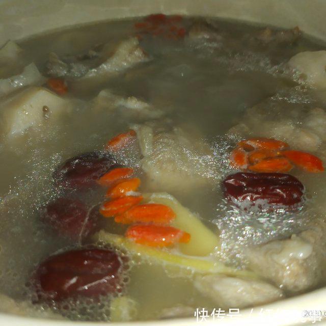 营养|排骨莲藕汤，营养滋补，美味可口
