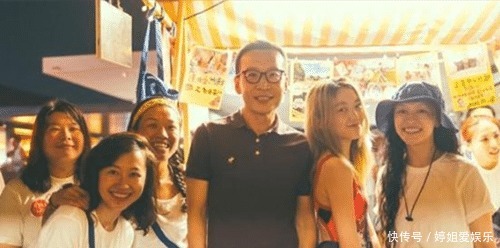 基因|14岁李嫣街边摆摊,暗金头发尽显时尚气质,完美继承王菲基因