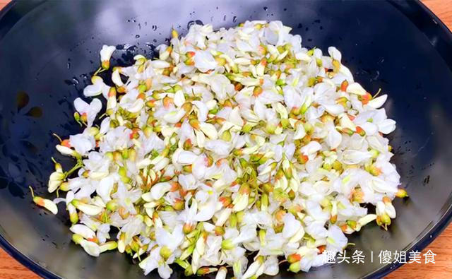 槐花|蒸槐花时,只用面粉就错了,多加这2样,槐花出锅不粘也不坨