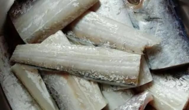 炸出|炸带鱼时,别在挂面糊了,大厨教你一招,炸出的带鱼更酥脆可口!