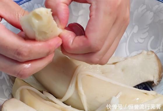 红烧肉|杏鲍菇里加2个鸡蛋,不炒不炖不刀切,好吃下饭,比红烧肉受欢迎