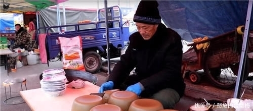 街头|大叔街头卖“廉价”小吃,4块钱一份遭哄抢,食客:吃完打饱嗝!