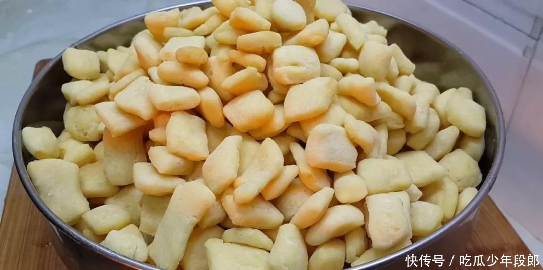 零食|5个鸡蛋,1斤面粉,锅里一炒,做出创意小零食,比蛋糕好吃十倍