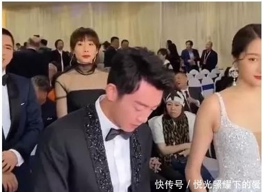  合照|众星合照郑恺站错位，发现自己“咖位”不够，满脸通红往后退