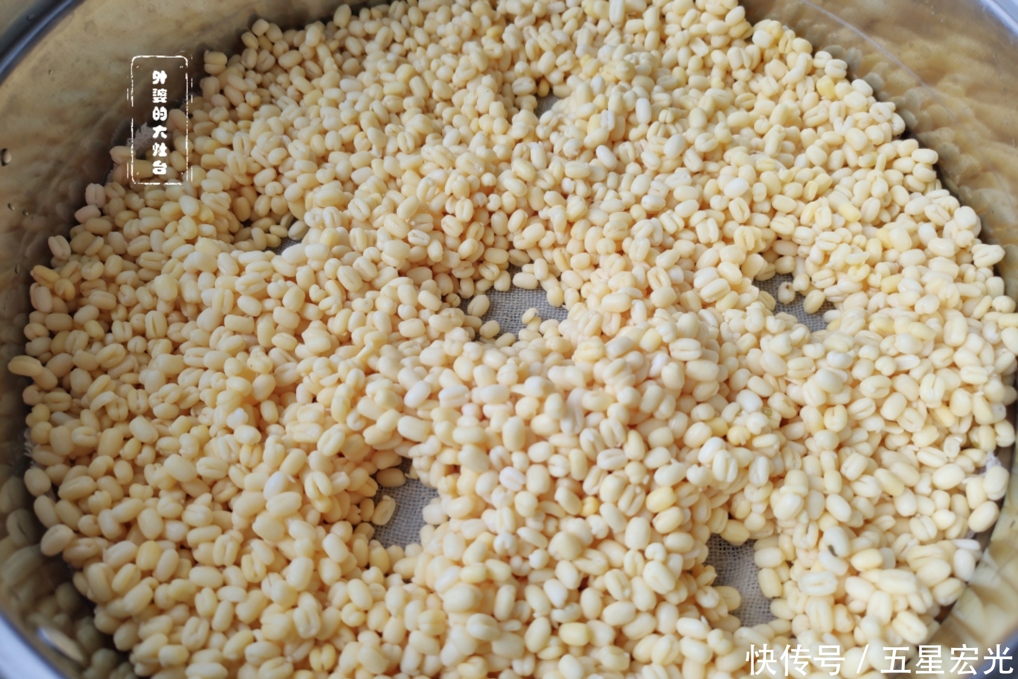 绿豆糕|入秋了,这美食抓紧吃,我家每年做上百个,香甜软糯,比糍粑好吃