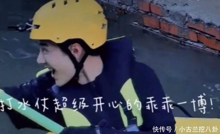 王一博|王一博录《天天》现场:戴帽子玩打水仗,离开滤镜“圆脸”抢镜