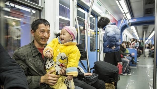 小朋友|孩子地铁踩脏邻座乘客衣服，家长还未开口，就给乘客竖起了拇指