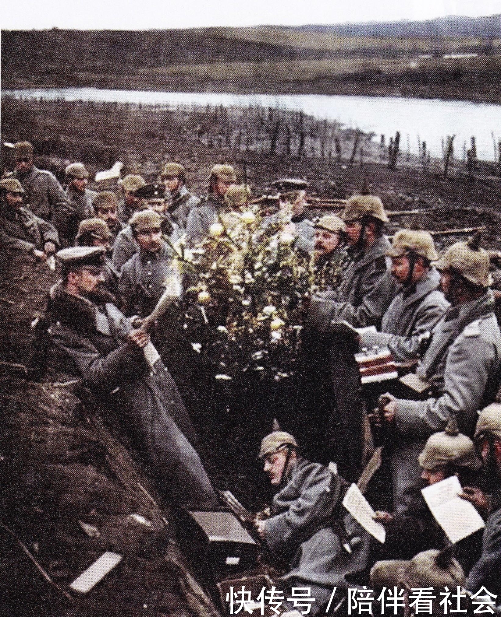 参观|历史罕见照：躺棺材中的墨索里尼，参观女子学院的希特勒，坦克上煎蛋的德军