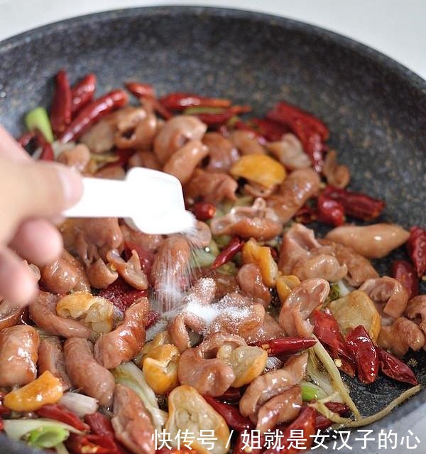 香辣|干煸肥肠,香辣美味,软烂又有嚼劲
